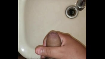 Preview 1 of Two Boys Licking Girl - Me vengo en mi ba&ntilde_o,  alguien que me la chupe?