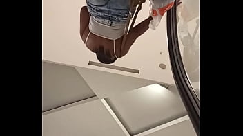 Preview 4 of Desi Blogs - Safada com bunda de fora no shopping upskirt