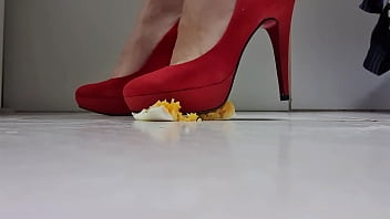 Preview 2 of Mams Hosnend - Feet Crush Food