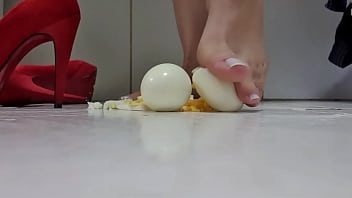 Preview 3 of Mams Hosnend - Feet Crush Food