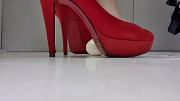 Preview 1 of Mams Hosnend - Feet Crush Food