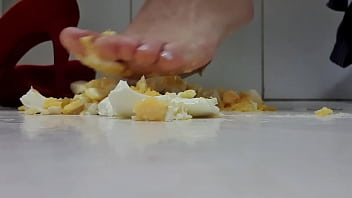 Preview 4 of Mams Hosnend - Feet Crush Food