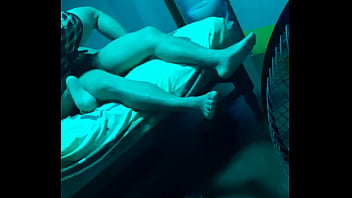 Preview 1 of Kuwari Bhabhi Ki Bf - Mi vecina no aguanta y se monta a probar su regalo