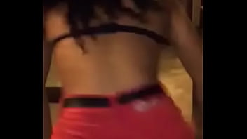 Preview 3 of Lisa Ann Blue Film - Morena Maryana Rebolando de Short Vermelho