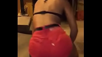 Preview 1 of Lisa Ann Blue Film - Morena Maryana Rebolando de Short Vermelho