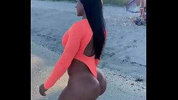 Preview 3 of Coock Ninja Studio Fuck - GOSTOSA BUNDA GRANDE ANDANDO NA PRAIA