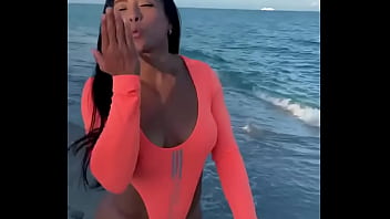 Preview 4 of Coock Ninja Studio Fuck - GOSTOSA BUNDA GRANDE ANDANDO NA PRAIA