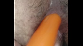 Preview 2 of New Desi Anty Sex - Se mete una zanahoria pensando que es una gran verga