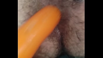 Preview 3 of New Desi Anty Sex - Se mete una zanahoria pensando que es una gran verga