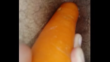 Preview 1 of New Desi Anty Sex - Se mete una zanahoria pensando que es una gran verga