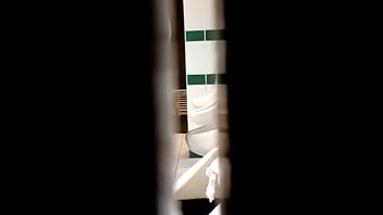 Preview 1 of Pepsi Monreo - espiando en bathroon 4
