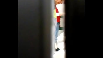 Preview 4 of Pepsi Monreo - espiando en bathroon 4
