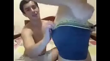 Preview 1 of Old Virgin Pinay Escandal - Novinhos gostosos dando tapa na bunda