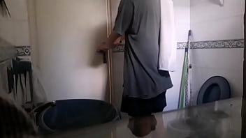 Preview 1 of Philippines Force Sex - Camara Oculta en el ba&ntilde_o del T&iacute_o de un amigo