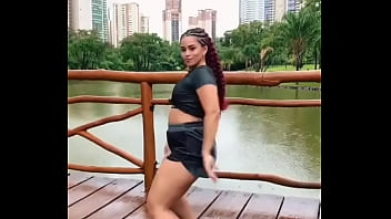 Preview 2 of Erica Lauren Shy - Gostosa rebolando