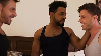 Preview 1 of Arab Helen Cam - Ativo dotado teve o cu arrebentado pelos dois caras que ele tava comendo