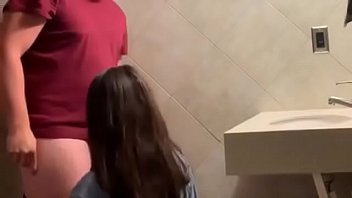 Preview 2 of Horny Kinky Gf - Comendo minha namorada no banheiro da casa dela