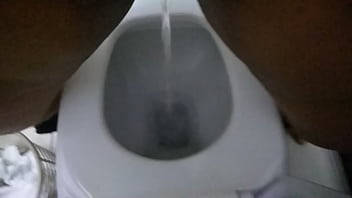 Preview 2 of Public Bus School Girl - Gordinha mijando