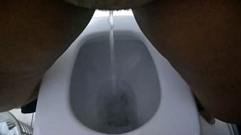 Preview 3 of Public Bus School Girl - Gordinha mijando