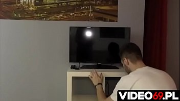 Preview 1 of Sliping Mom In Bed - Polskie porno - Kiedy w domu pojawił się monter od kabl&oacute_wki,  dziewczyny nie przepuściły takiej okazji