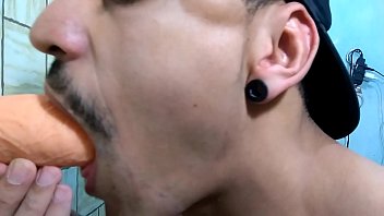 Preview 4 of Girls Sperm Xxx - YOUTUBER ENSINANDO COMO CHUPAR UM PAU