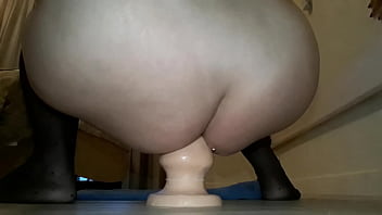 Preview 3 of Ella Russia - Brincadeira gostosa no rabo da safada