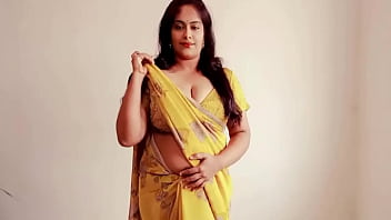 Preview 1 of Sunny Leone Pussy Liking Video - didi ne khol kar sab dikhaya