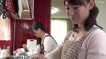 Preview 1 of Ririka Suzuki Needy Milf Kneels - zus blaast helpt haar zus koken