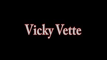 Preview 1 of Sotder Vido Xxxx Com - Busty MILF Vicky Vette Eats Out Her Hot Blonde Niece!