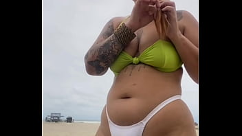 Preview 1 of Jada Fire Vs Mike Adriano - O VENDEDOR DE QUEIJO N&Atilde_O PARAVA DE OLHA PRA MINHA BUCETA NA PRAIA