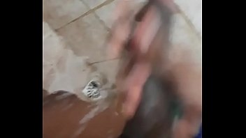 Preview 2 of Kurnoici - Novinho Lavando a piroca de gozar