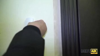 Preview 1 of Sxzzxx - Debt4k. Sammler genie&szlig_t zarten Mund und rasierte Muschi von bezaubernden Schuldner