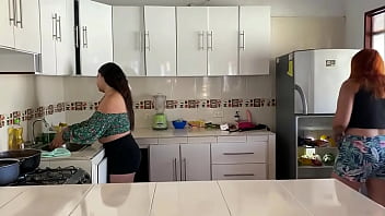 Preview 1 of Huge Vr Boobs - Deliciaslatinas1 - update #34 - mientras mi hijastra cocinaba la morboseaba y la tocaba hasta el punto de cogernos y hacerla venir a chorro - Nov 21,  2024