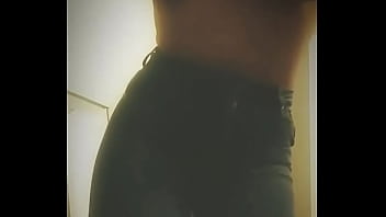 Preview 4 of Sign Com - Leilu Aguilera bailando