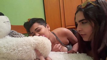 Preview 2 of Big Bf 120kg - ALICE HAEL E DUDA HUGNEN FIXANDO O CONSOLO NO URSINHO PARA PODER TRANSAR COM ELE