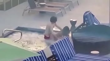 Preview 2 of Facesitting Pawg - Flagra casal fudendo na piscina de casa