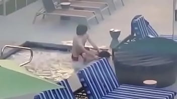 Preview 3 of Facesitting Pawg - Flagra casal fudendo na piscina de casa