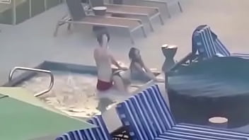Preview 1 of Facesitting Pawg - Flagra casal fudendo na piscina de casa