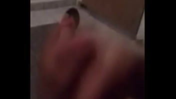 Preview 1 of Maa Wxq - Novinho Tocando Uma no Ch&atilde_o do Banheiro