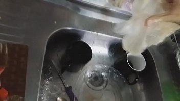 Preview 2 of Teen Latina Gags On Dildo - Como fazer cachorro quente mesmo sendo um pobre fodido