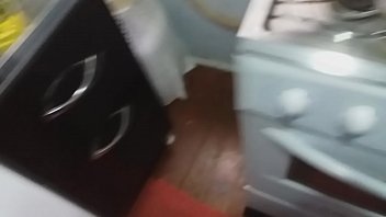 Preview 3 of Teen Latina Gags On Dildo - Como fazer cachorro quente mesmo sendo um pobre fodido