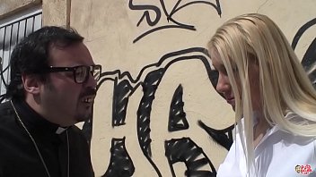 Preview 1 of Keluar Air Susu Besar - La estudiante rubia tiene que ser purificada por el Padre Damian. Valentina Rossi la pecadora