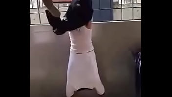 Preview 4 of Lun Com Girl Sexy Sec Com - Joven Masturbandose riesgosamente en aula de clases  (Termina caliente)