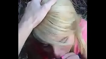 Preview 1 of Liz Leah - Rubia peteando casi se ahoga