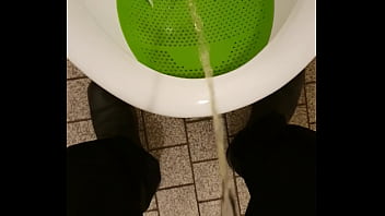 Preview 3 of Delivaery Sex - Tor pissen