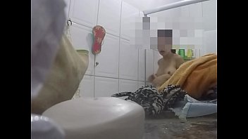 Preview 2 of Le Saque La Caca A Mi Suegra - babysitter skinny bathing muy linda