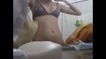 Preview 1 of Le Saque La Caca A Mi Suegra - babysitter skinny bathing muy linda