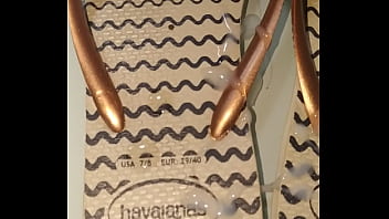 Preview 2 of Sister Bor Sex - Gozando na havaianas da namorada