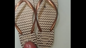Preview 1 of Sister Bor Sex - Gozando na havaianas da namorada