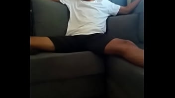 Preview 4 of Saudi Arabiaxxx - gostoso de perna aberta no sof&aacute_ de pau duro fodase